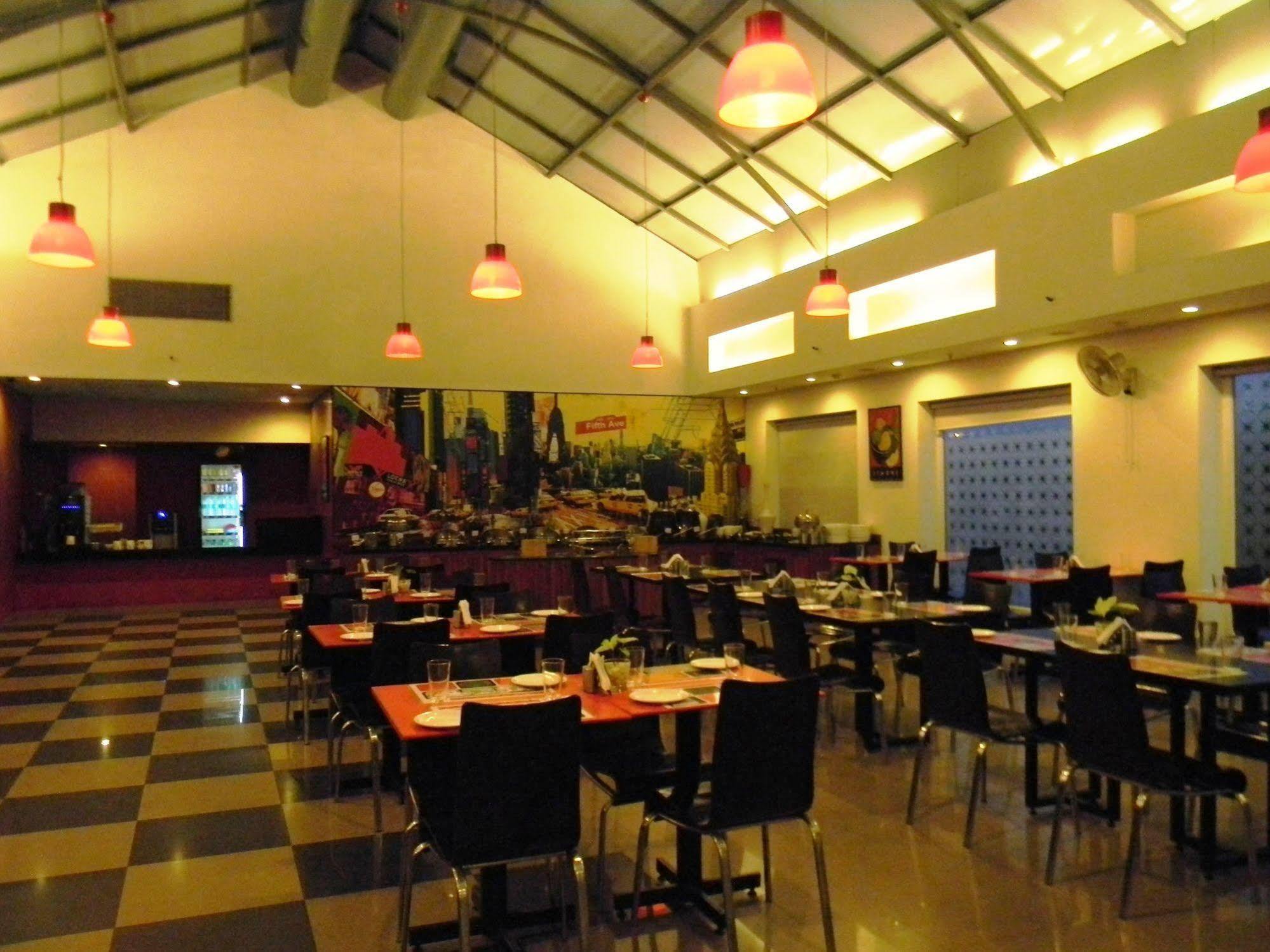 Red Fox By Lemon Tree Hotels, East Delhi Екстериор снимка