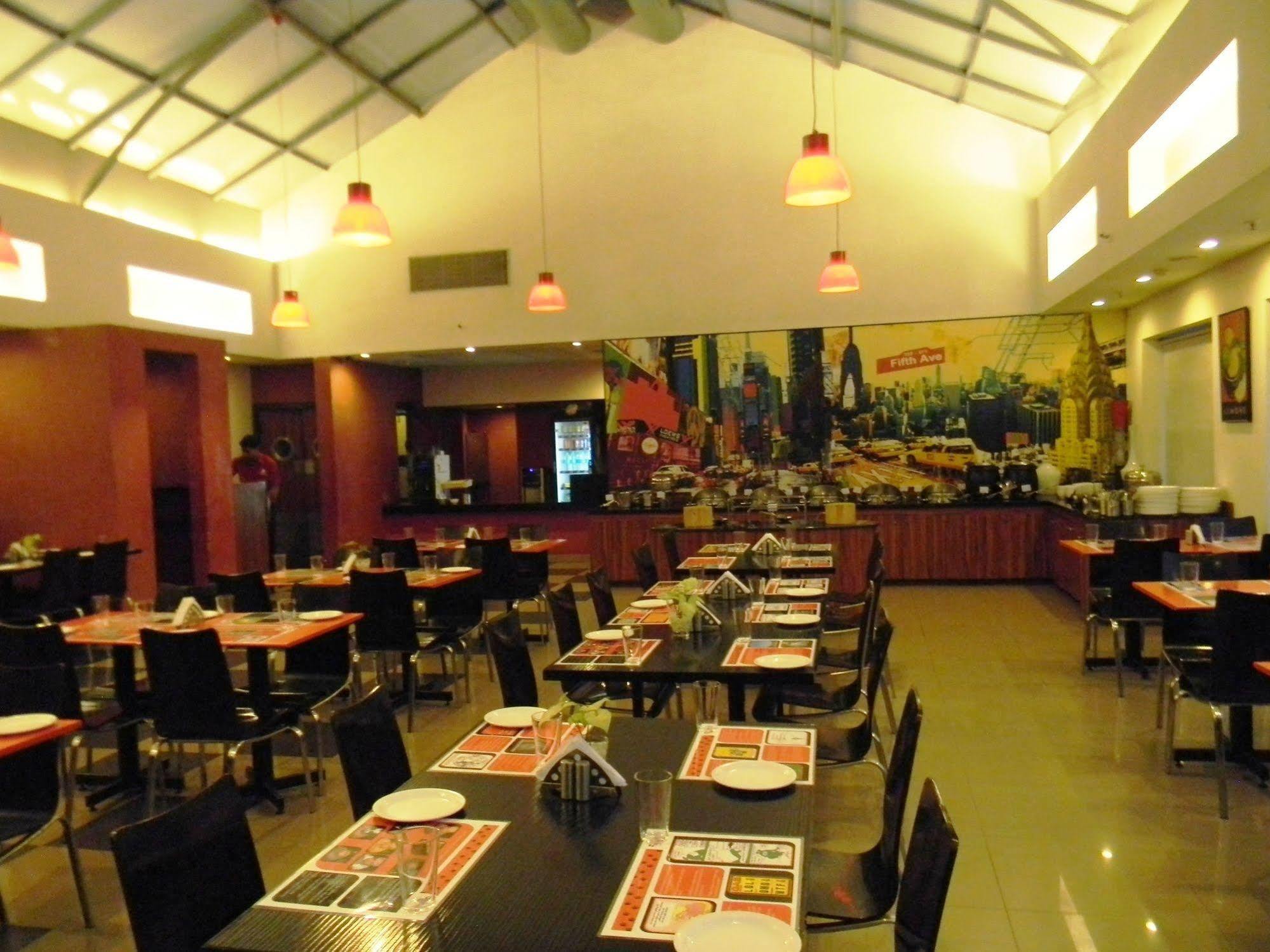 Red Fox By Lemon Tree Hotels, East Delhi Екстериор снимка